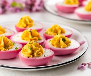 Różowe jajka faszerowane. Wyśmienita propozycja na wielkanocne śniadanie