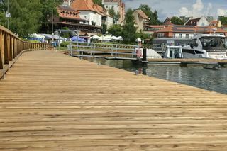 Ryn jeszcze piękniejszy. Pomosty przy nabrzeżu zostały odnowione