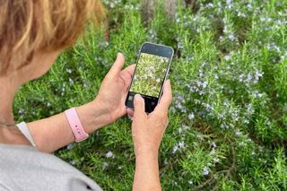 Ten telefon pokocha każda mama. Przeczytaj, dlaczego iPhone 16e to idealny prezent na Dzień Matki 