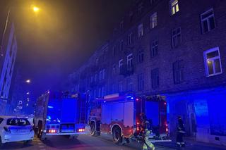 Wielka akcja strażaków w centrum dzielnicy. Stara kamienica zapłonęła jak pochodnia. Ogień było widać z kilku kilometrów
