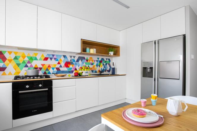 Kolorowa ściana w kuchni – precyzyjna robota