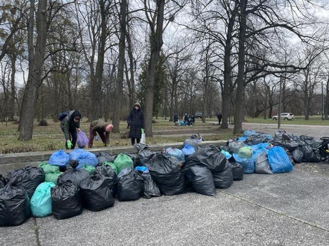 Zabrali worki, rękawiczki i wzięli się za sprzątanie. Ukraińcy zorganizowali subotnik w Łodzi