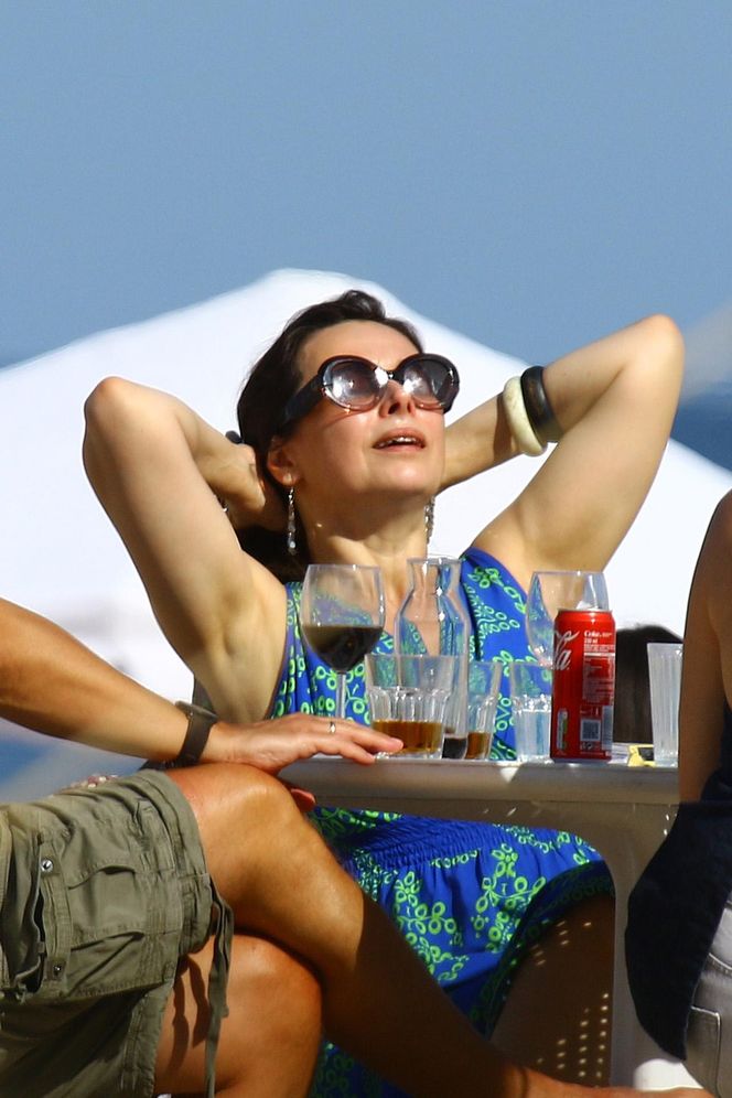 Renata Dancewicz kurzy na plaży