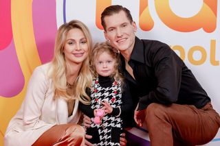 Córka Hani Żudziewicz i Jacka Jeschke to gwiazda internetu. Różyczka przeszła ważny test 