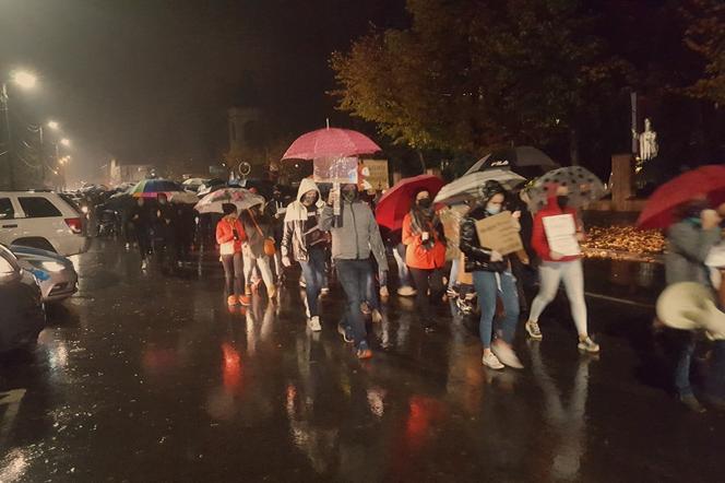 Niestraszny im nawet deszcz. Trzeci protest na ulicach Bełchatowa [AUDIO]