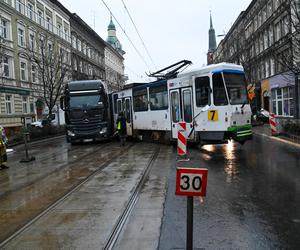 Ciężarówka zderzyła się z tramwajem