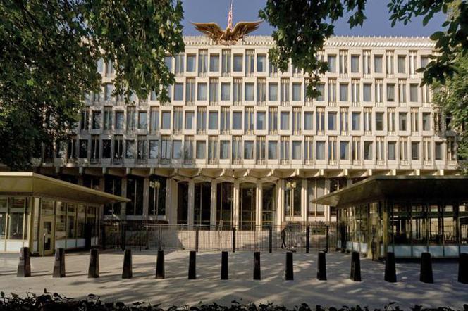 Do czasu zakończenia procesu relokacji ambasada Stanów Zjednoczonych będzie się nadal mieściła w obecnie zajmowanym budynku przy placu Grosvenor
