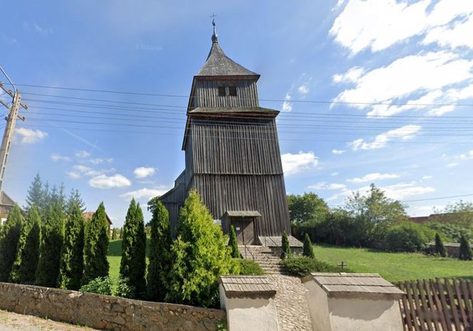   To jedno z nielicznych takich miejsc na Mazurach. Drewniany kościółek z XVII wieku robi wrażenie!