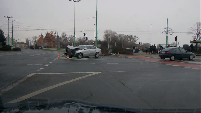 Gigantyczne korki na Śródce! Zderzenie karetki z osobówką na rondzie i karambol na Hlonda! [WIDEO]