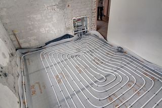 Ogrzewanie podłogowe czy grzejniki? Co wybrać do nowego domu, a co podczas modernizacji? Szczegółowe kosztorysy