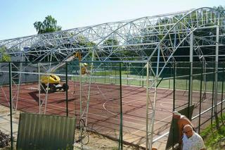 Budują zadaszenie nad boiskiem przy ekonomie