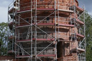 To wyjątkowy symbol miasta pod Olsztynem. Na jego szczycie znajduje się… gniazdo