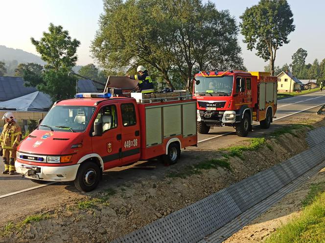 Ropa. Dachowanie osobówki. Kierowca prawdopodobnie zasnął za kierownicą