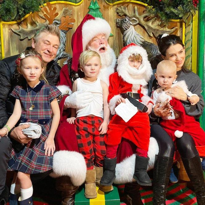 Alec Baldwin z rodziną i Święty Mikołaj