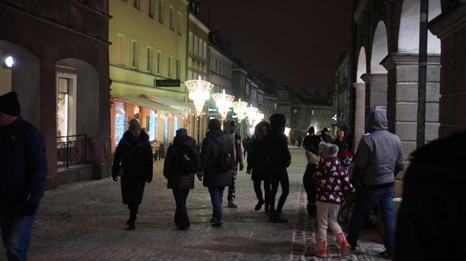 Świąteczne iluminacje w Olsztynie zachwycają. Prawdziwą „gwiazdą” jest choinka na starówce [ZDJĘCIA]