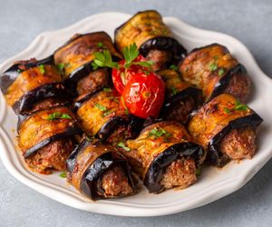 Zapiekane roladki z grillowanego bakłażana nadziewane mięsem mielonym. Hitowy przepis na pyszny obiad