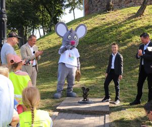 Teraz nie tylko Bydgoszcz ma swoje myszki. Pierwsza figurka uśmiechniętego gryzonia stanęła w Kruszwicy, pod Mysią Wieżą