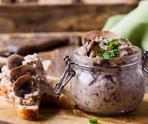 Smażę pieczarki i mieszam z tymi składnikami. W mig mam pyszną domową pastę do chleba 