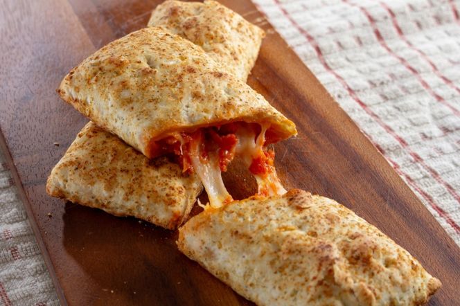 Wykładam te składniki na ciasto do pizzy i zapiekam. To przekąska idealna
