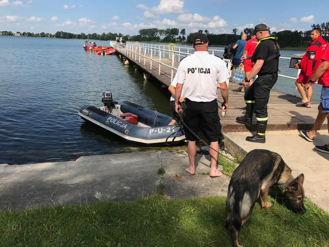 Plaża w Wąsoszu zamknięta. Rozpoczął się czwarty dzień poszukiwań chłopców na jeziorze [ZDJĘCIA]