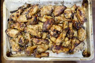 Chrupiące skrzydełka kurczaka z 6 składników: przepis z programu „Amy Schumer uczy się gotować”