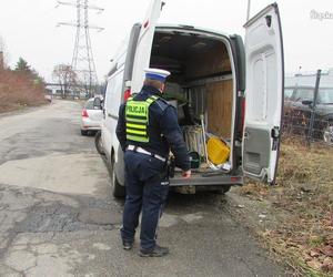 Śląskie: Policjanci zatrzymali McGyvera wśród kierowców. Auto trzymało się dosłownie na taśmach 
