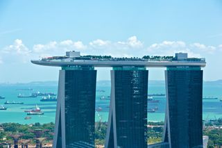 Na dachu hotelu Marina Bay Sands w Singapurze mieści się basen na dachu. Infinity pool o długości 150 metrów rozciąga się na wysokości 57. piętra