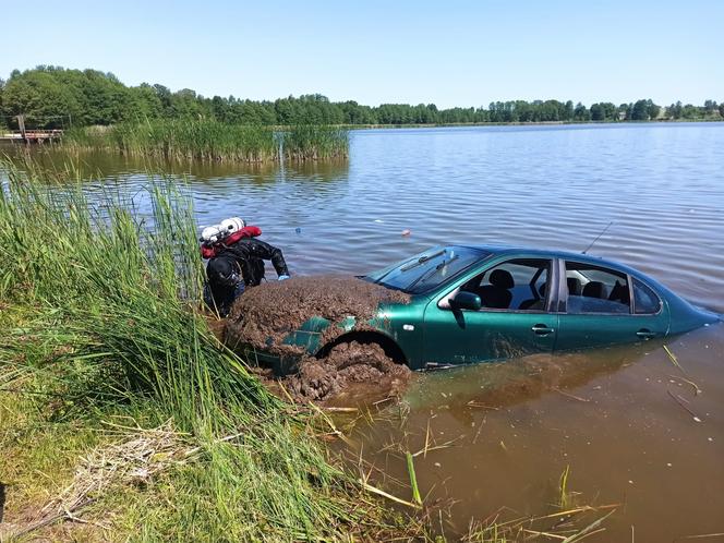 Lubelskie: Kierowca zapomniał zaciągnąć ręcznego. Samochód wylądował w jeziorze
