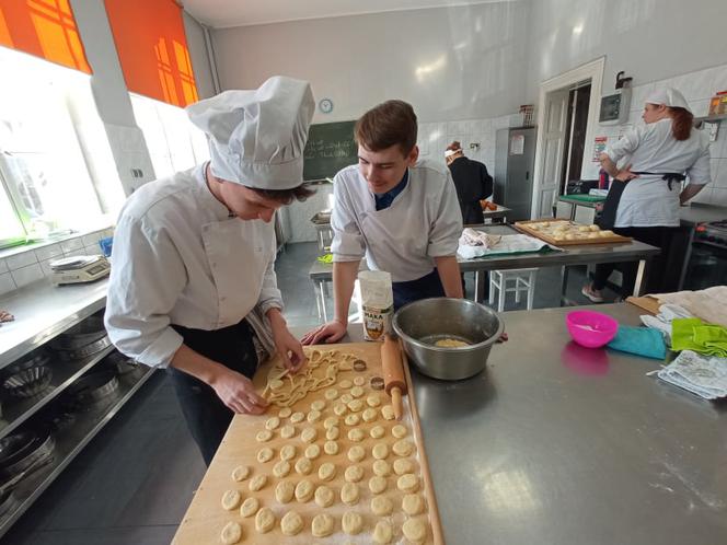 Warsztaty pieczenia pączków w grudziądzkim gastronomiku