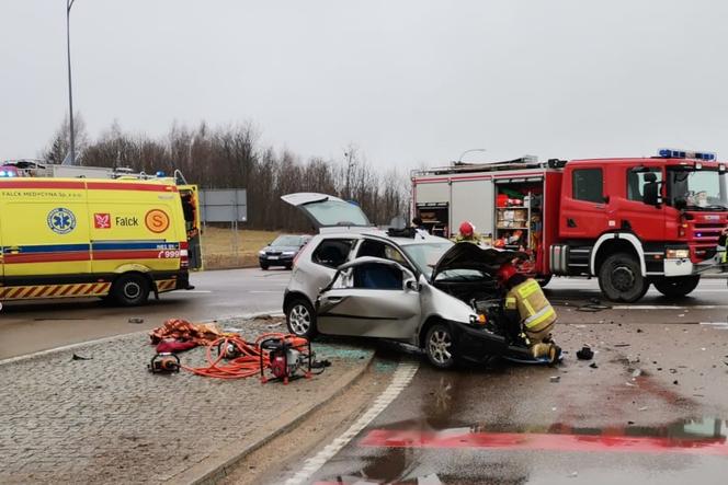 Wypadek na obwodnicy Gołdapi. Pięć osób rannych! Droga CAŁKOWICIE ZABLOKOWANA