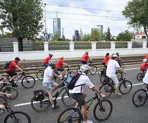 Biało-czerwonym peletonem rowerzyści uczcili Powstanie Warszawskie 