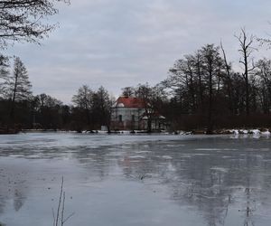 Kościół pw. św. Jana Nepomucena w Zwierzyńcu. Tak „kościół na wodzie” prezentuje się zimą