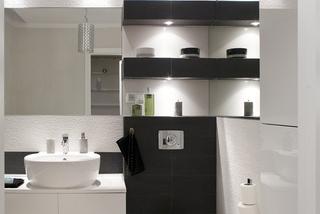 Nowoczesna biała łazienka z duecie z kolorem czarnym