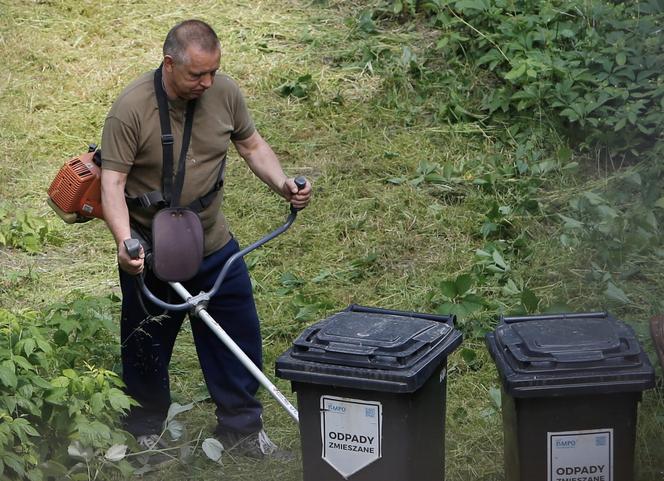 Marian Banaś podczas wiosennego koszenia trawy