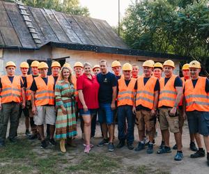 W takich warunkach mieszkała mama z 3 dzieci. Przyszli robotnicy i zaczęli wyburzać ściany! 