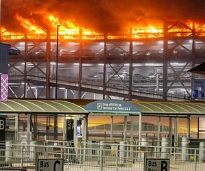 Pożar na parkingu lotniska w Luton
