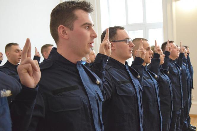 Nowi policjanci na Podkarpaciu. 5 policjantek i 12 policjantów złożyło ślubowanie [FOTO]