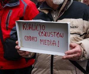 Kraków. Protest w obronie mediów publicznych. Barbara Nowak: „Zawszańcy nas sprzedali”, zgromadzeni: „Wolna Polska!”