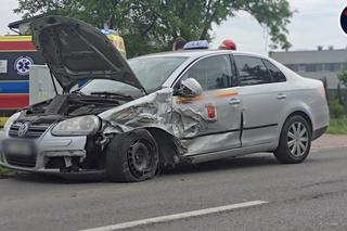 Huknął w śmieciarkę aż urwało koło. Taksówka rozbita, co tam się stało?
