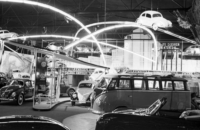 Stoisko Volkswagena na targach motoryzacyjnych IAA we Frankfurcie w 1951 roku