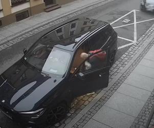 Znalazł otwarty samochód na toruńskiej starówce i okradł właściciela! Szuka go policja