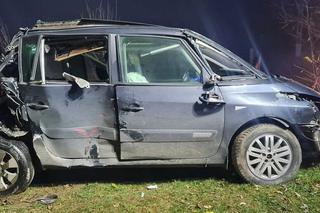 Makabryczny wypadek pod Płockiem. Osobówka wbiła się w stojący traktor. Kierujący nie miał szans