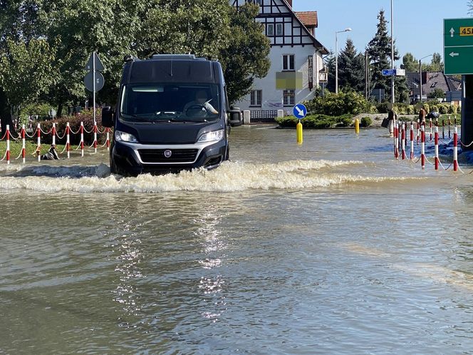 Tak wygląda zalany Lewin Brzeski. Zdjęcia z miasta walczącego z powodzią