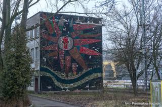 Niszczejąca mozaika na budynku w Stoczni Szczecińskiej