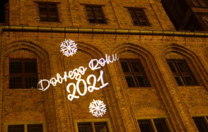 Toruń prezentuje iluminacje z noworocznymi życzeniami