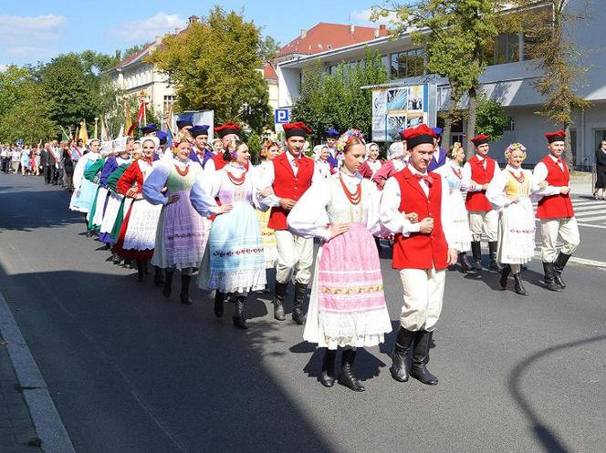 Dożynki urozmaici występ zespołów ludowych.