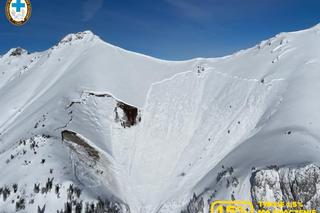 W Tatrach zeszły ogromne lawiny. Zdjęcia TOPR robią wrażenie! [GALERIA]