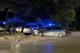 Nocny pościg na Białołęce. Samochodem huknął w drzewo, uciekając zgubił klapki
