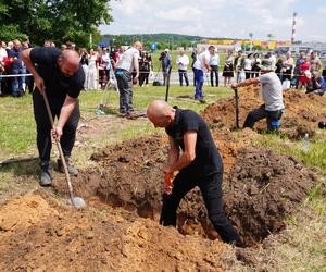 Mistrzostwa w kopaniu grobów na czas w Targach Kielce