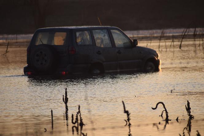 Nissanem ugrzązł w rozlewisku rzeki!